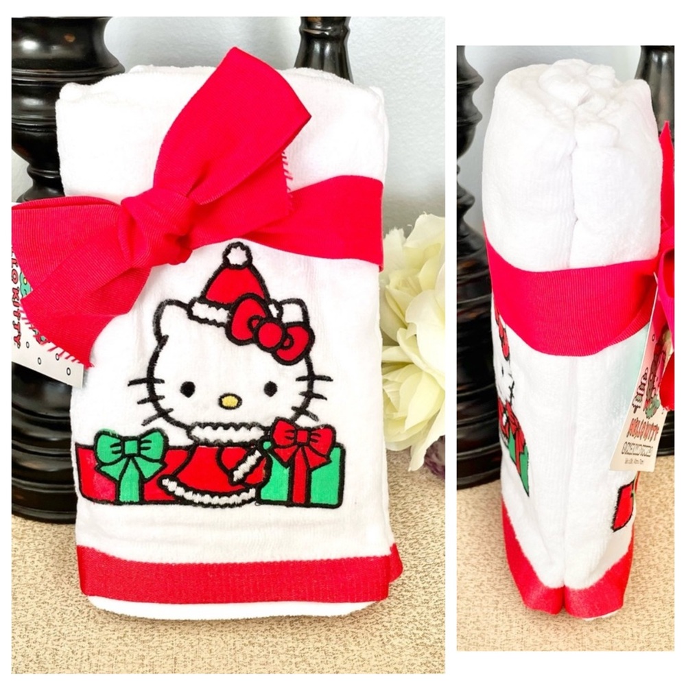 NWT Set of 2 Christmas Santa HELLO KITTY Bathroom Hand Towels